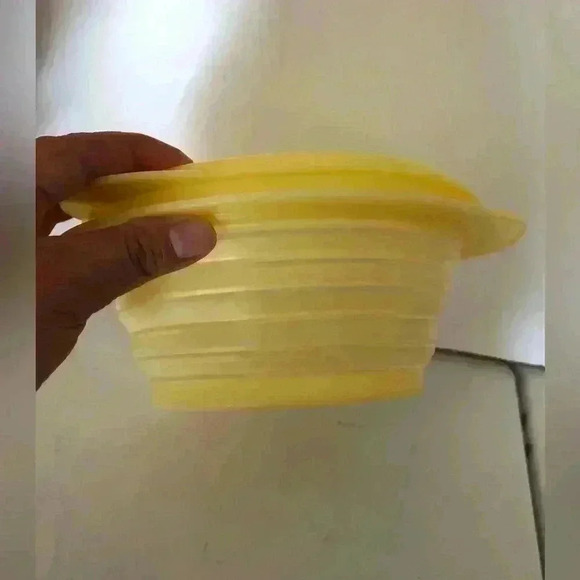 VTG TUPPERWARE YELLOW 4 CUP FLAT OUT COLLAPSIBLE BOWL WITH LID - Picture 2 of 4